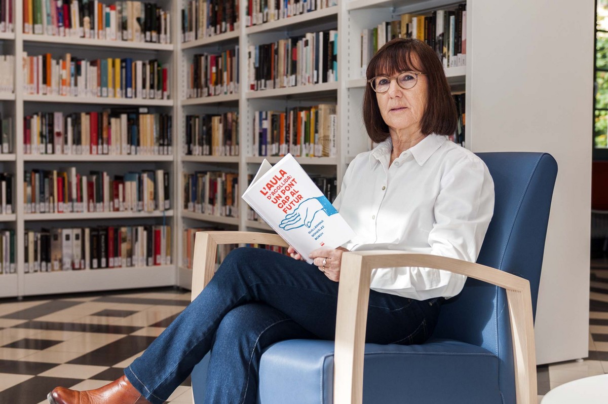 Guillermina González, amb el seu llibre a la biblioteca de Sant Joan