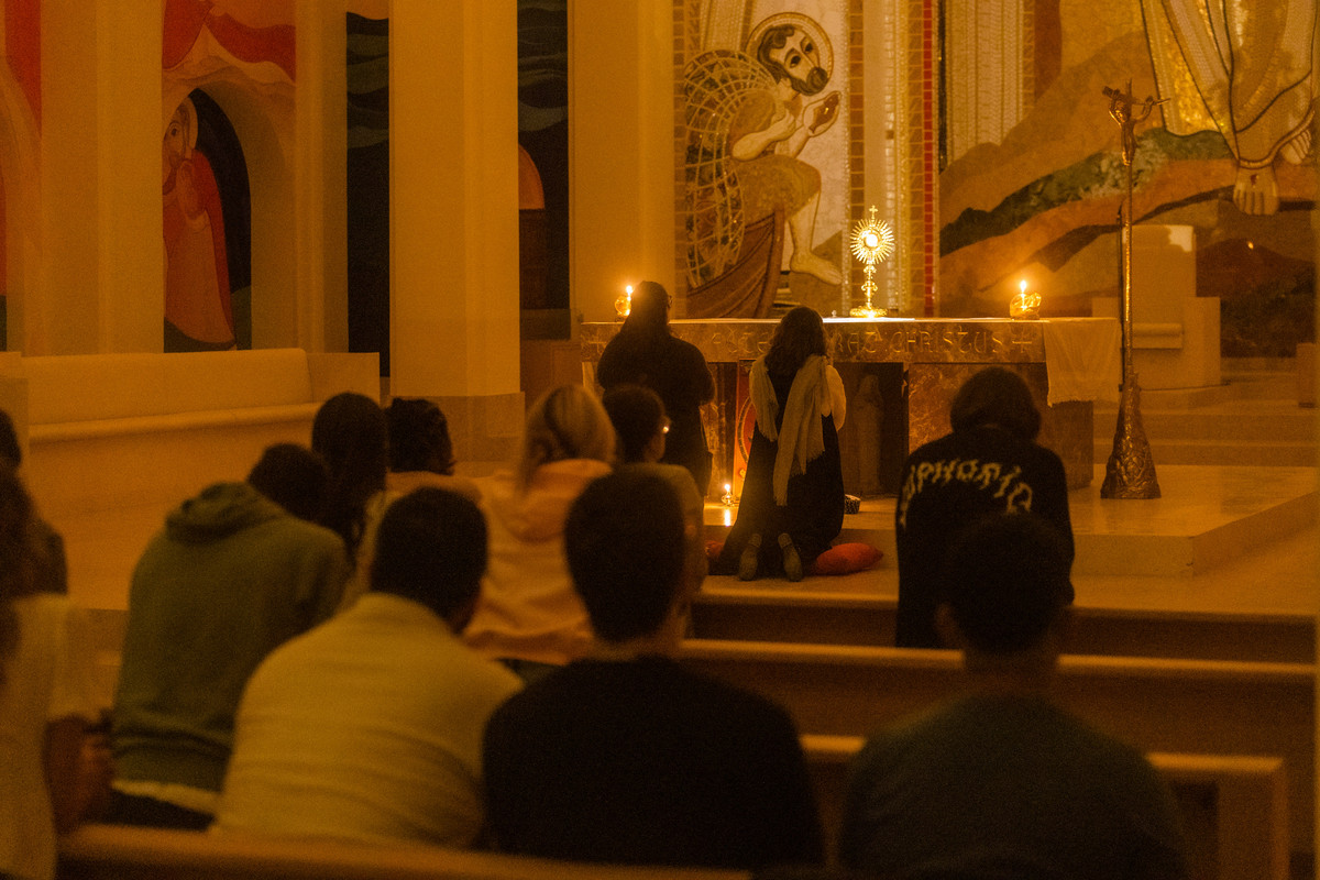 Membres de la Delegació de Joves del Bisbat de Vic, a la pregària de dimecres a les 10 del vespre