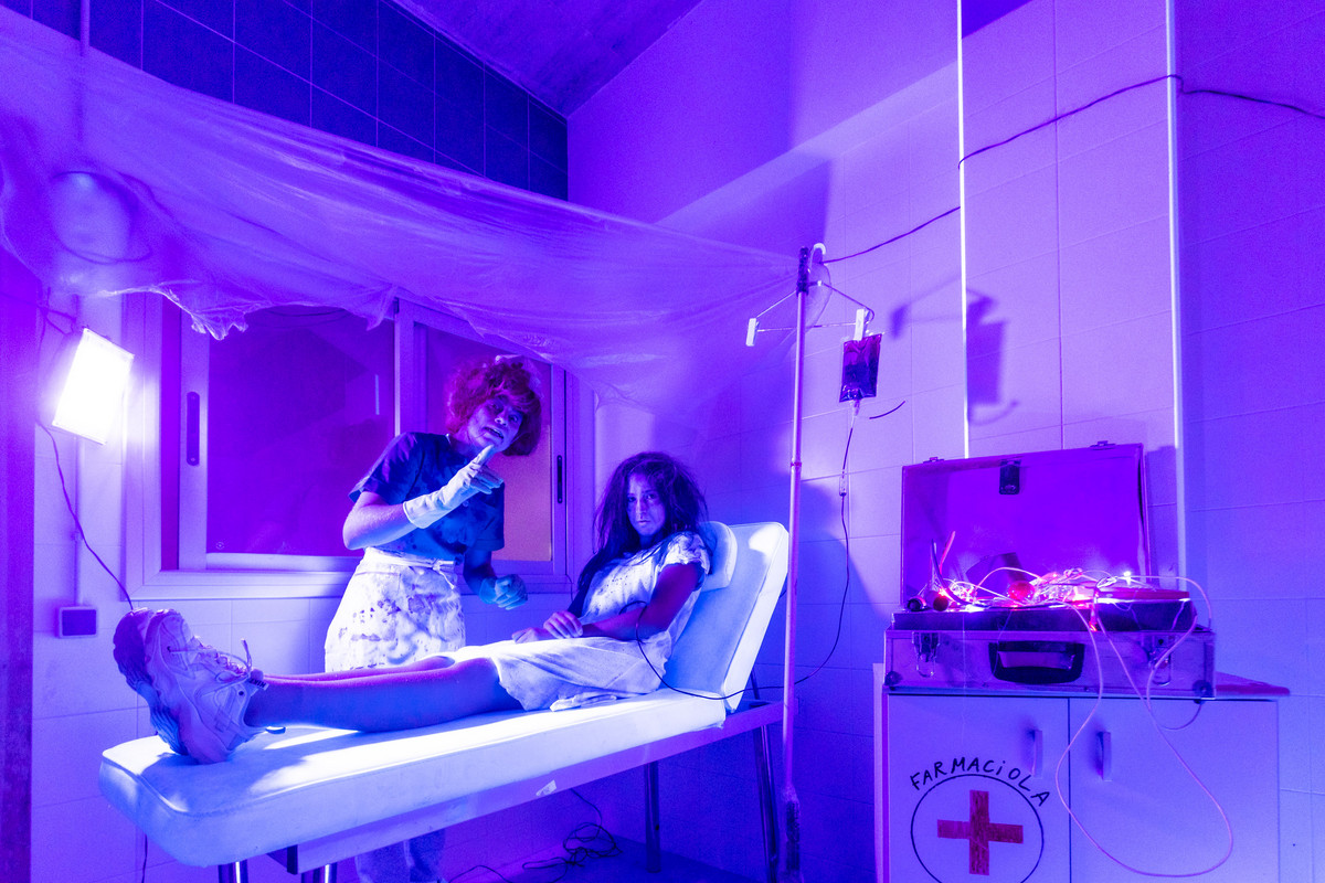 Lluís Rubio i Laia Sors, en una de les escenes de “L’hospital abandonat de Santa Eugènia”, aquest dijous al vespre