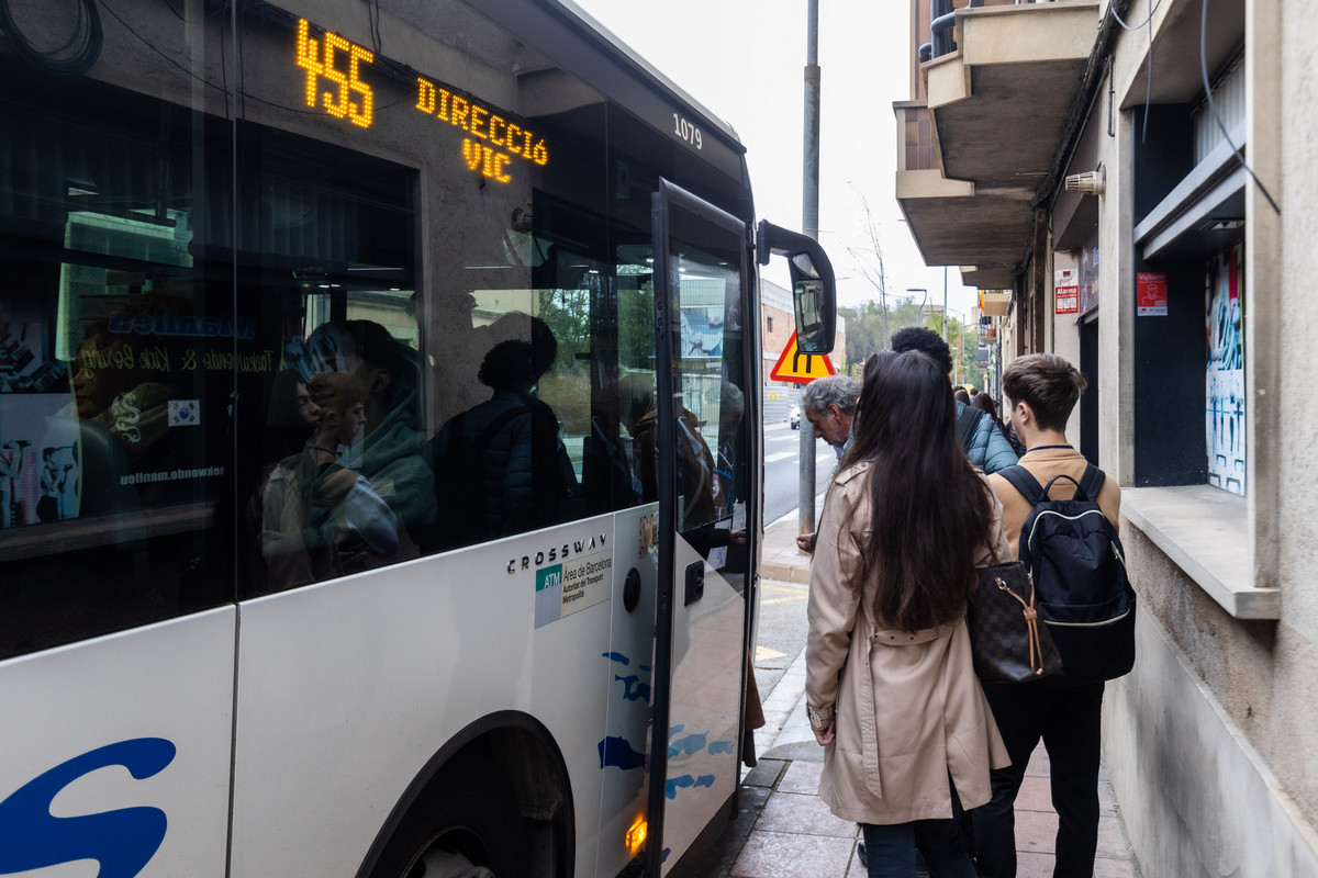 Veïns de Manlleu agafant el bus dimecres a les 8 del matí