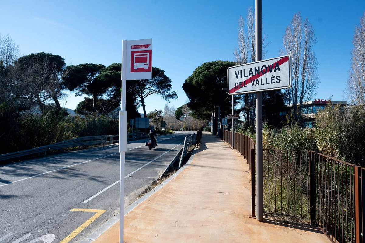 Amb la millora de la connexió entre Vilanova i Montornès es va preveure una nova parada de bus