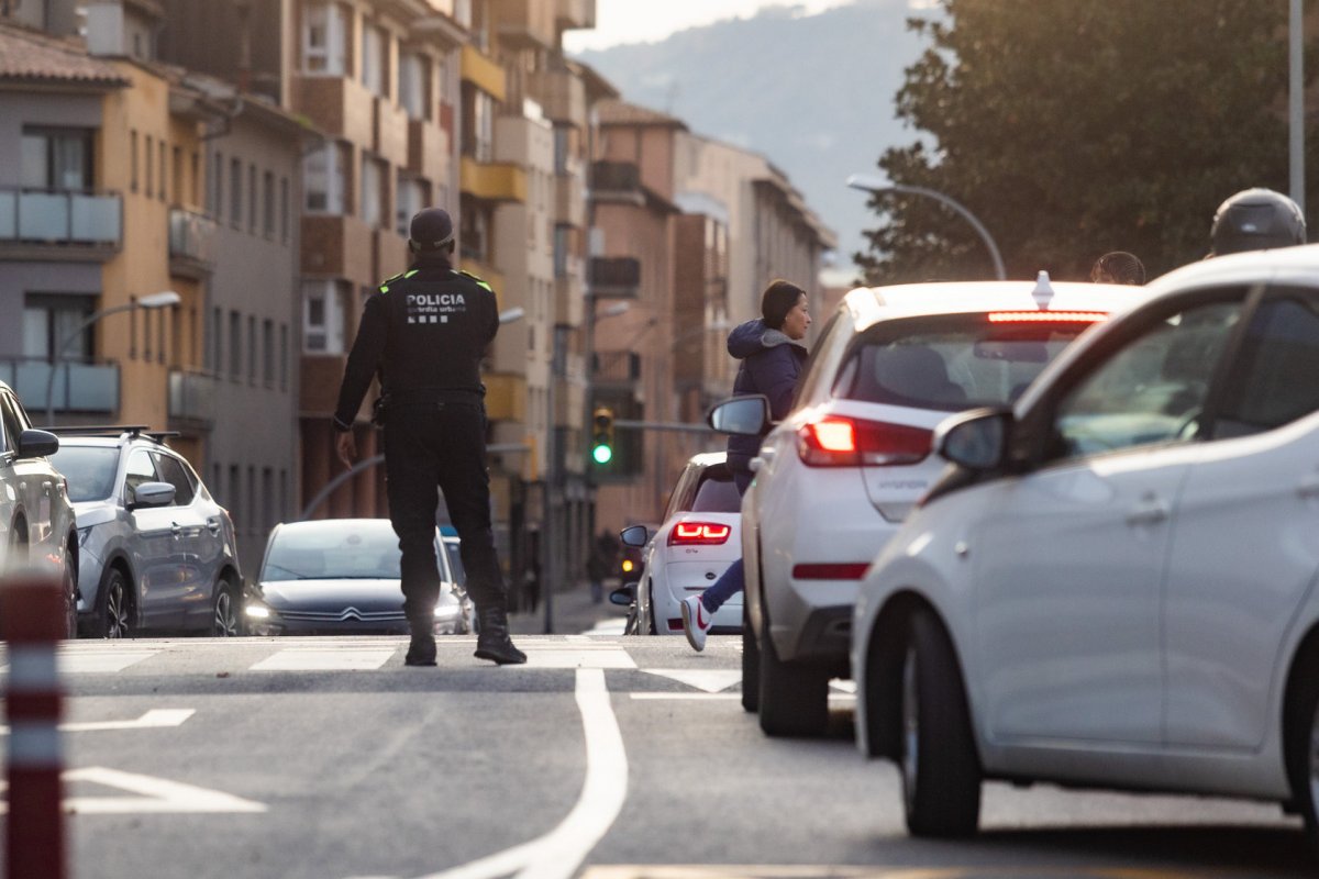 Cotxes a la ronda Camprodon de Vic. El trànsit és un dels emissors de contaminació atmosfèrica