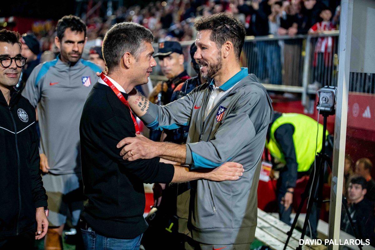La salutació entre Ramon Carrascal i el Cholo Simeone a l’inici del partit, una de les imatges per a la història