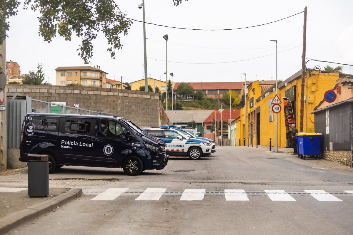 Vehicles policials a Manlleu aquest dijous al migdia
