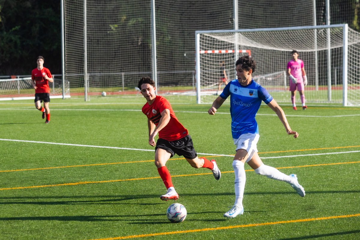 Oriol Espina, del Sant Julià, intenta un contraatac