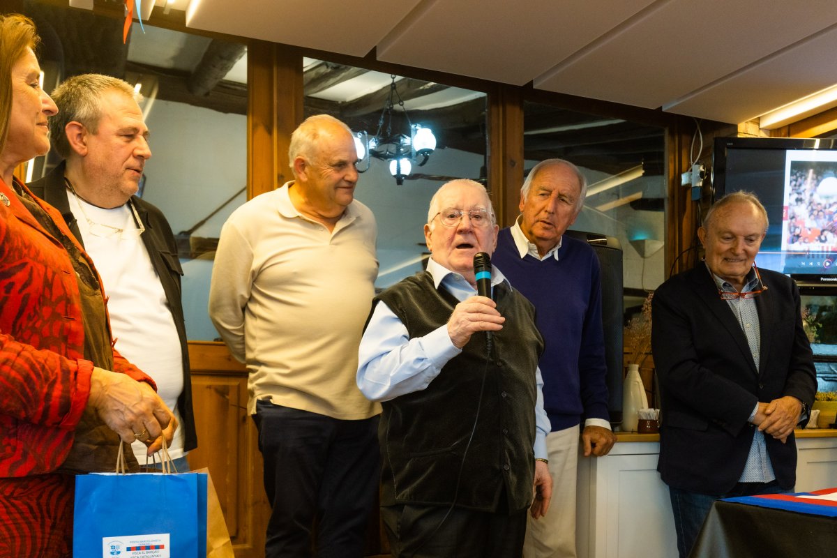 Josep Autonell, al centre, va ser homenatjat per la Penya Barcelonista de Taradell