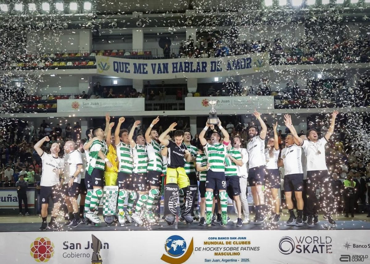 Els jugadors de l'Sporting aixecant la copa de campions