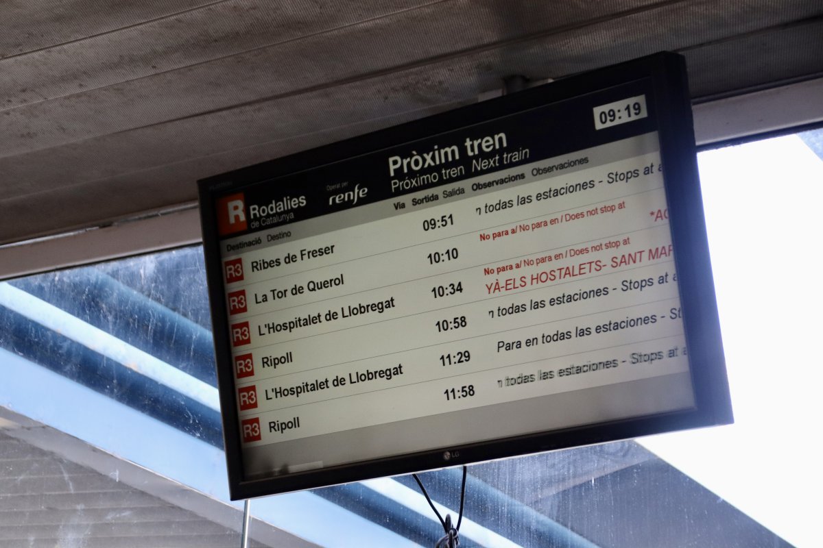 Pantalles amb el retard d'aquest dilluns al matí