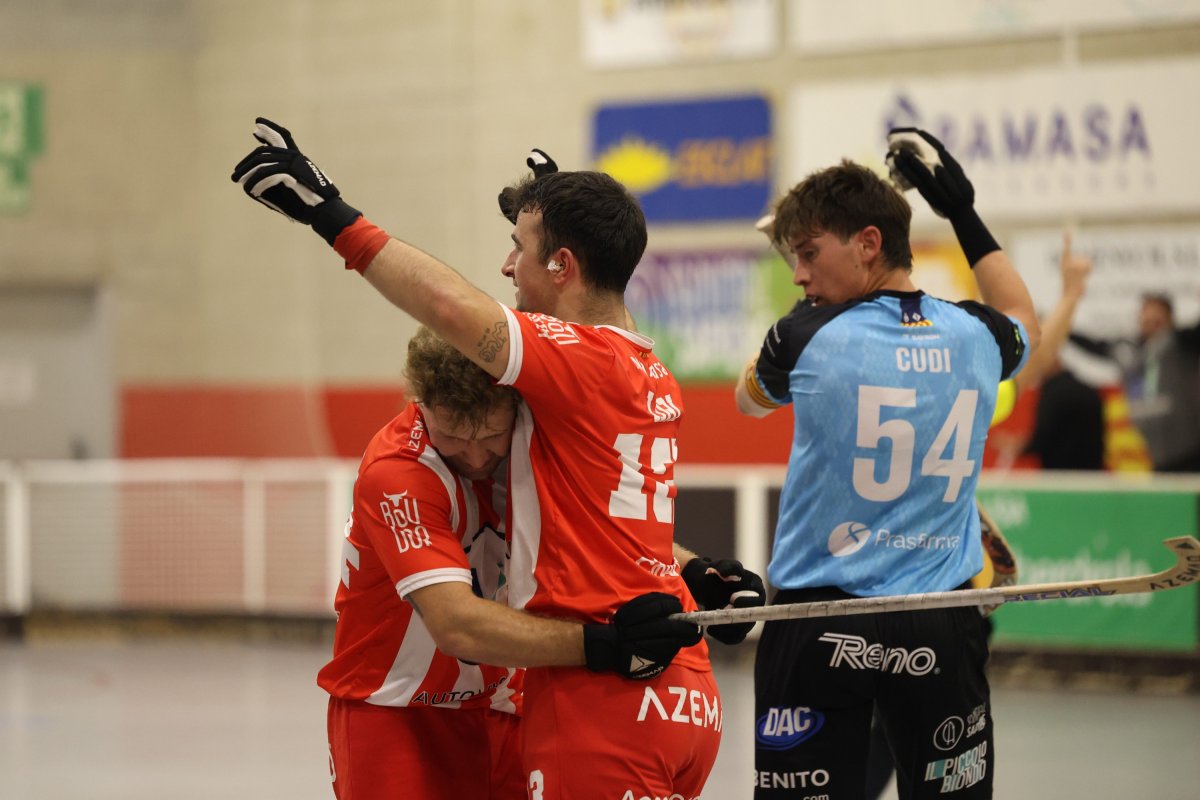 Gil Canal, que ha fet un doblet, celebra el tercer gol dels vigatans amb Uri Ramírez, l'autor del 0-3 definitiu