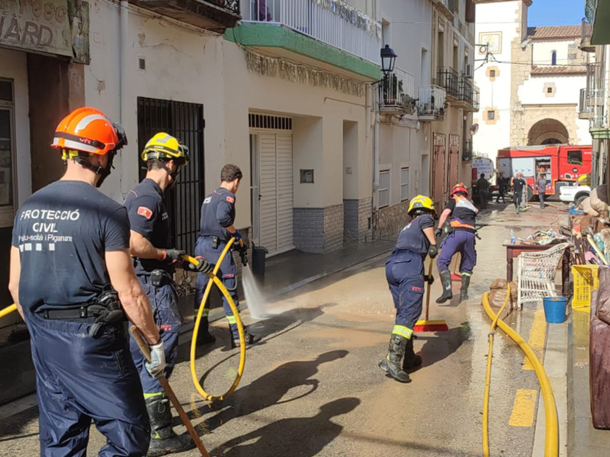 Voluntaris dels cossos de Portecció Civil del Vallès Oriental netejant un carrer a la Ràpita