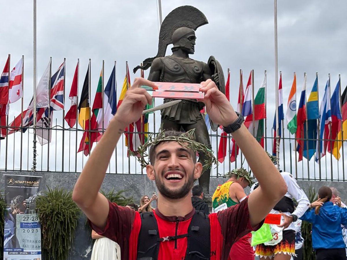 Marc Vila, amb el trofeu com a 'finisher' de la prova
