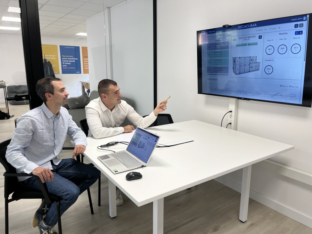 Eudald Bover i Adrià Font davant la nova interfície