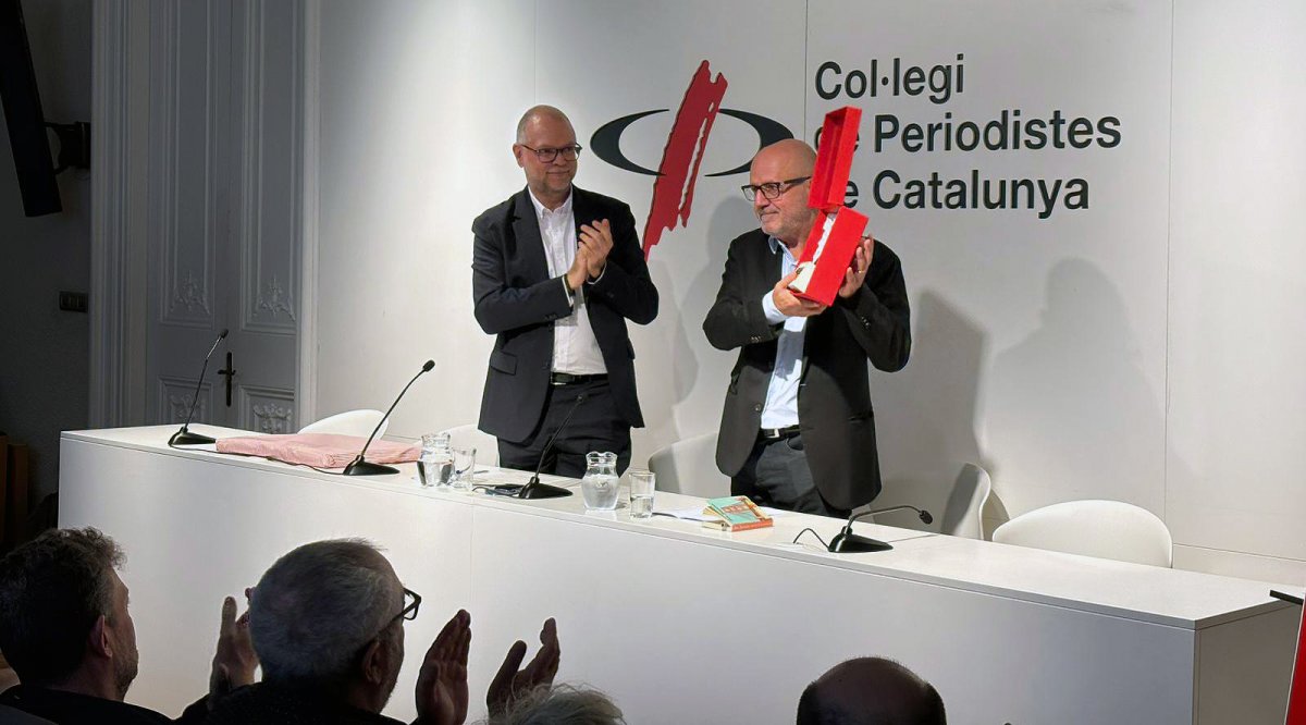 Ramon Besa en el moment de rebre el guardó