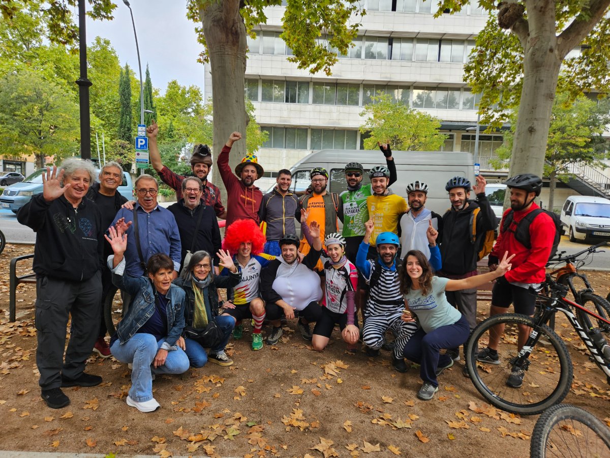 El moment de la sortida amb la presència d’alguns participants històrics