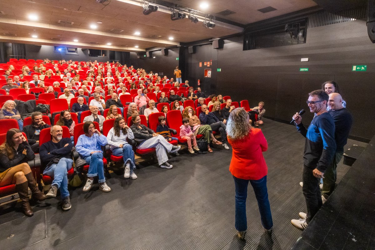 Cristina Macias, Xevi Subiran, Xef Vila i Lluc Vila, en el moment previ a la projecció del documental