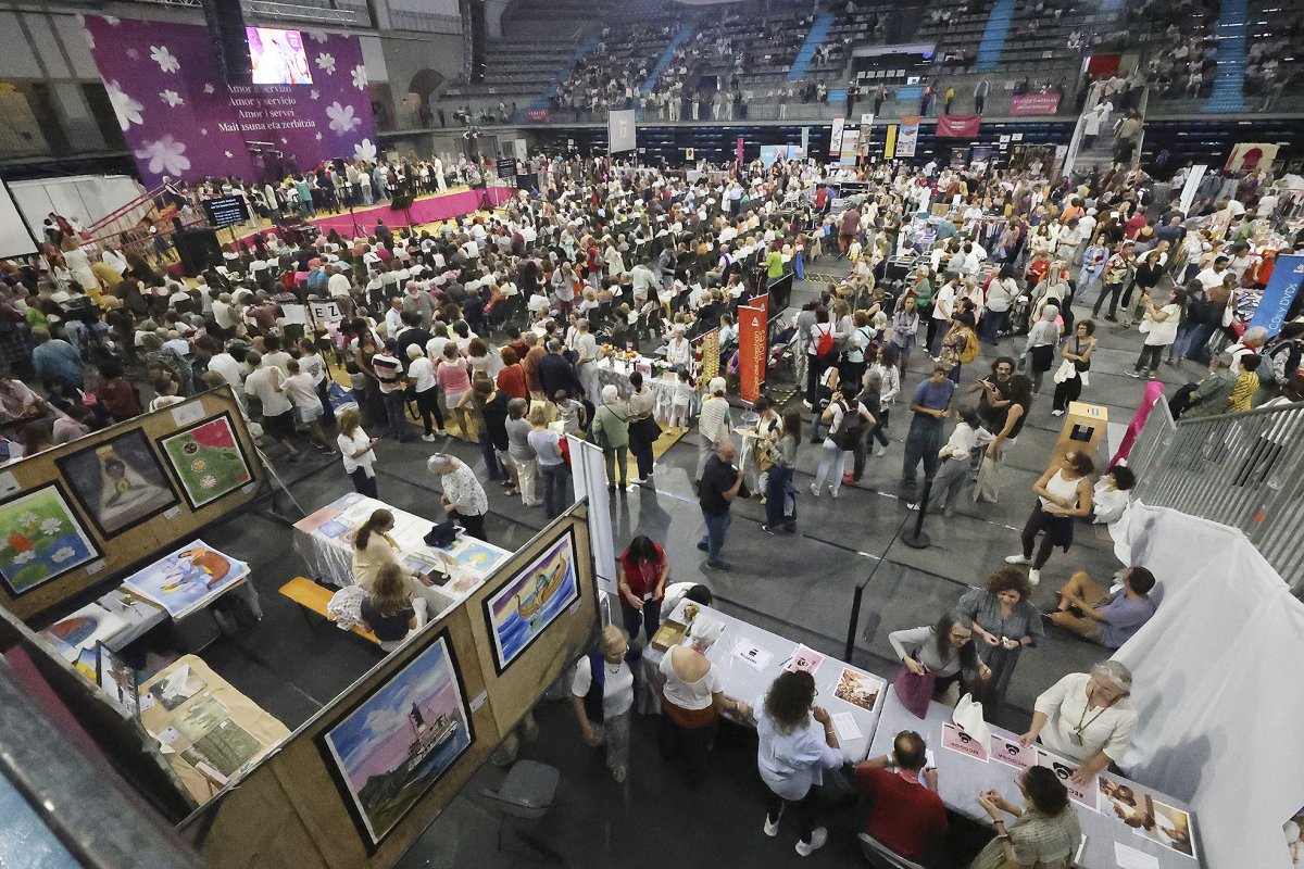 La pista del Palau d'Esports dimecres al migdia, plena de gent d'arreu meditant, a les paradetes o esperant per rebre l'abraçada de l'Amma