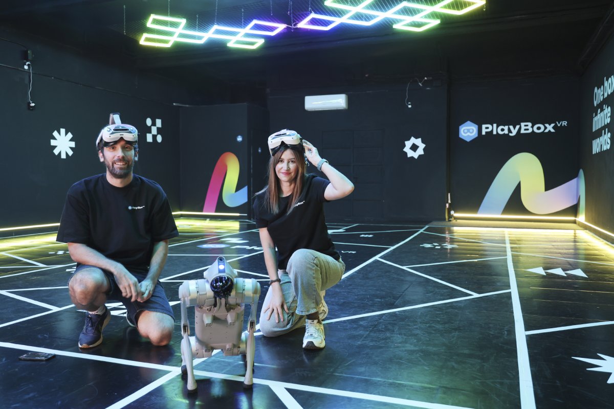 Marc Vila i Mònica Calero al nou PlayBoxVR de Granollers, amb el robot mascota Boxy