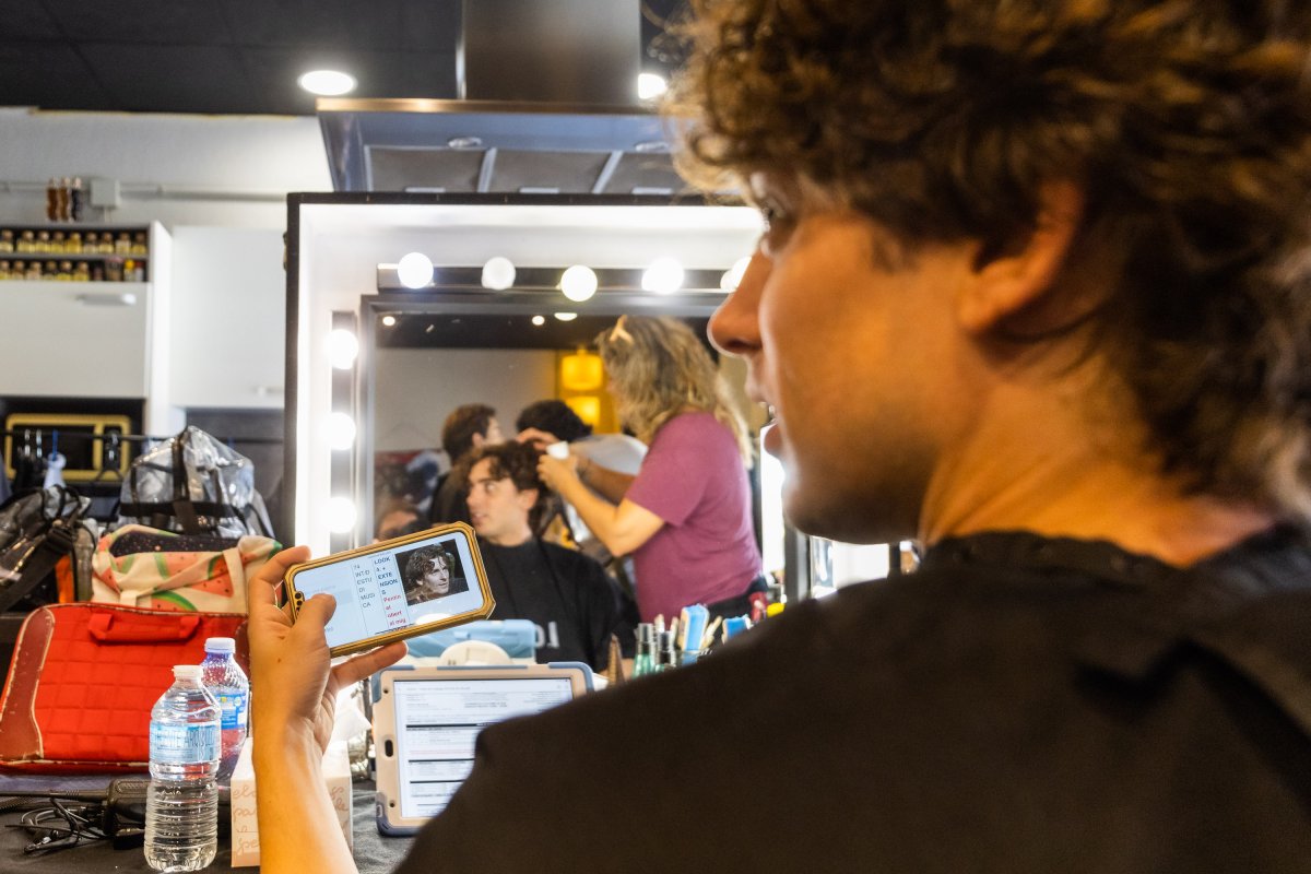 Guim Puig divendres passat en la sessió de maquillatge a Santa Eulàlia, amb una foto a les mans de Carles Sabater