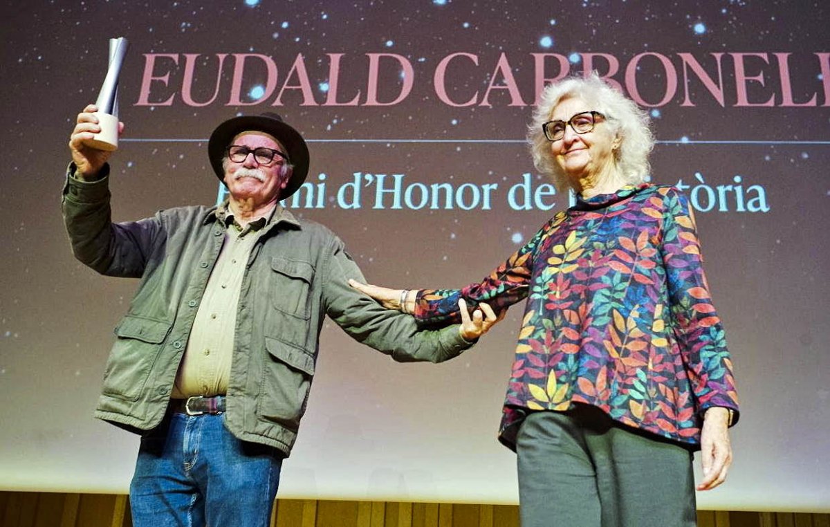 Eudald Carbonell, en el moment de recollir el premi