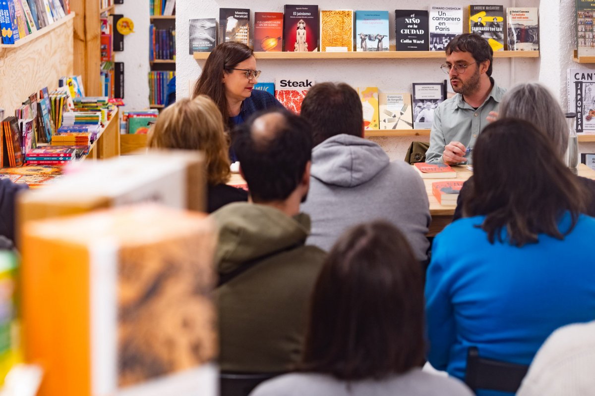 Carles Dachs, a la dreta, en la presentació de ‘Tango satànic’ en català el passat mes de maig a la llibreria Foster&Wallace