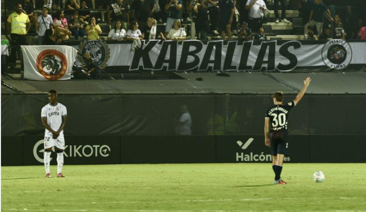 Alex Garrido es disposa a llançar una falta en un moment del partit al camp del Ceuta