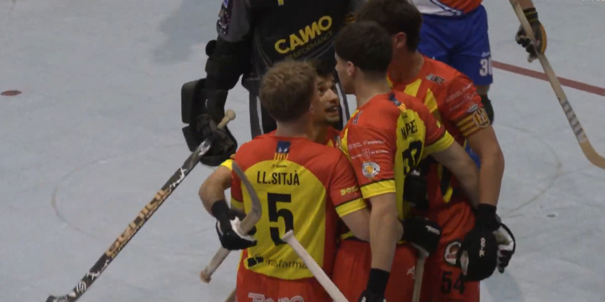 L'equip, celebrant el primer gol del partit