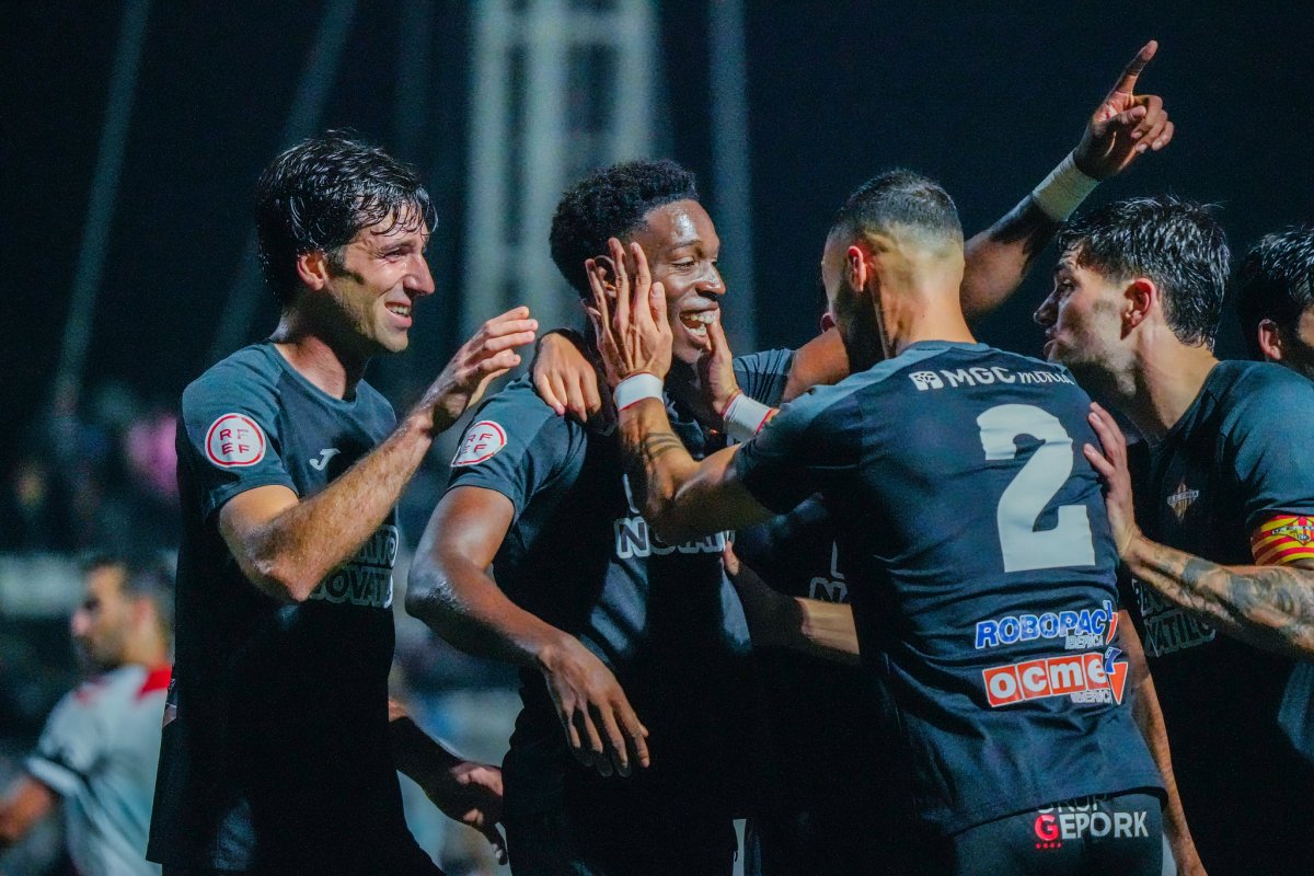 Celebració de l'equip amb el gol de Sehou Sarr