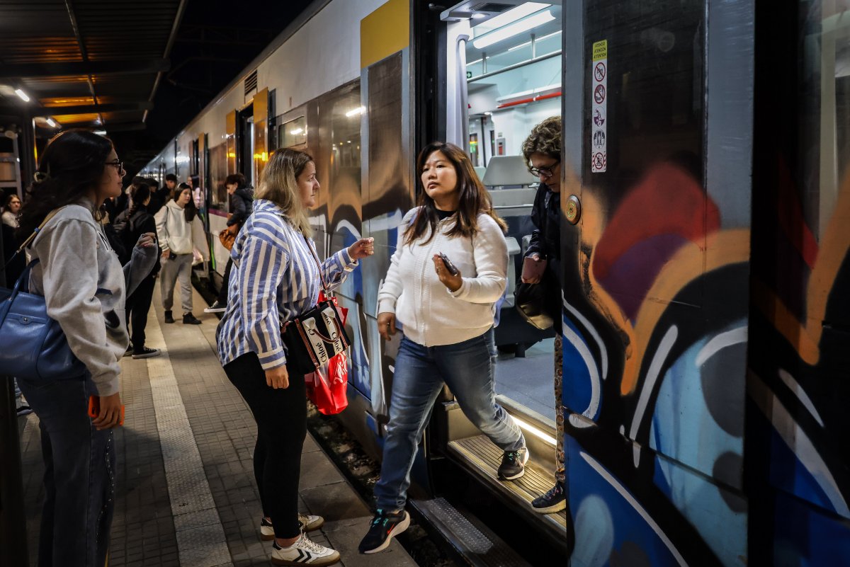 Passatgers de la R3 arrribant de Centelles per agafar el bus cap a Barcelona