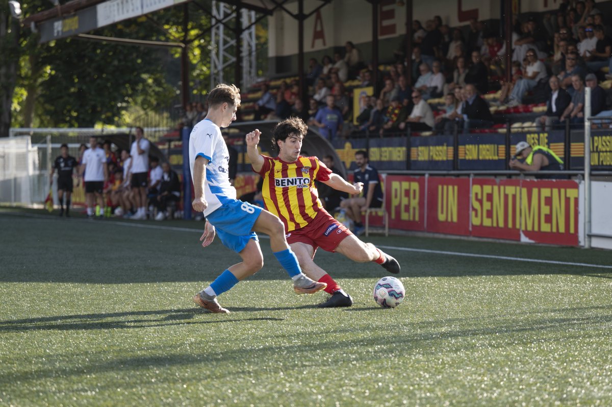 El lateral manlleuenc Aitor Cárdenas en una acció ofensiva del primer temps