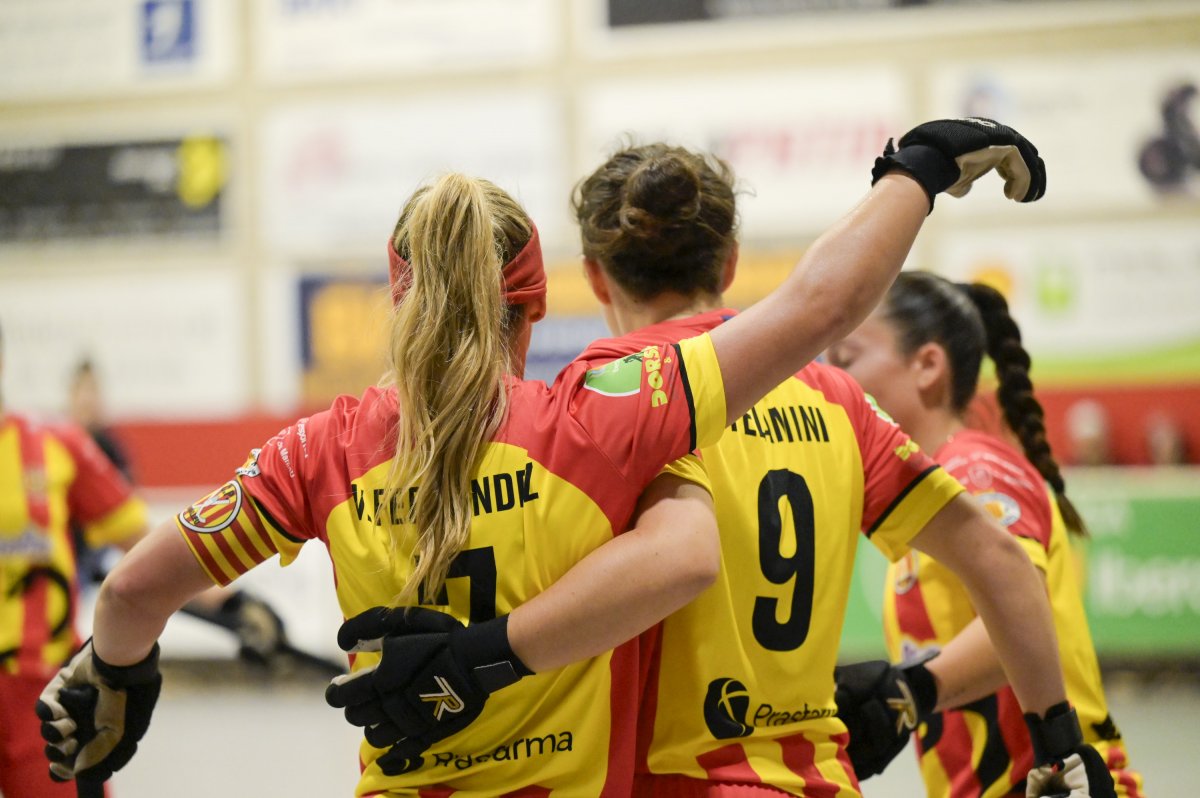 Les jugadores del Manlleu celebren un dels gols anotats davant el Las Rozas
