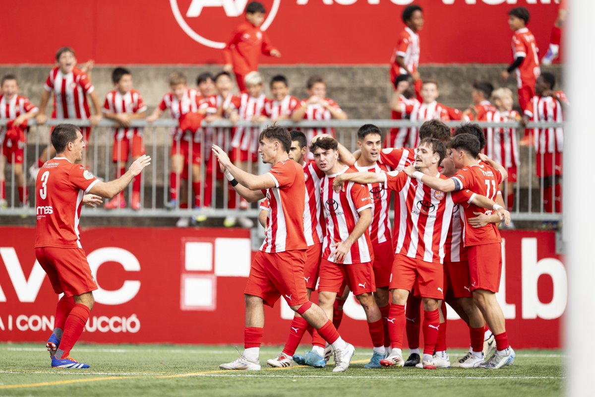 Els jugadors del Vic celebren el primer gol davant el Lleida