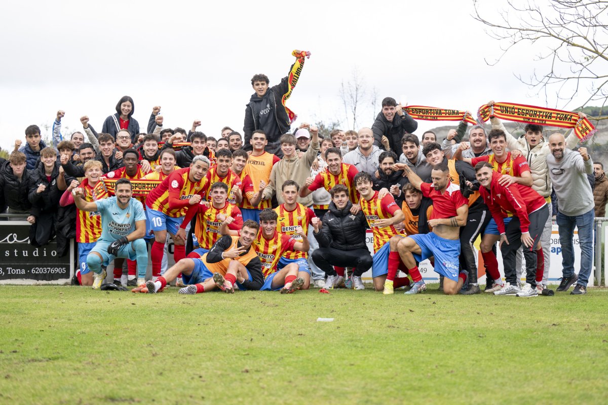 La plantilla del Tona celebra la victòria amb alguns dels seus aficionats després del partit