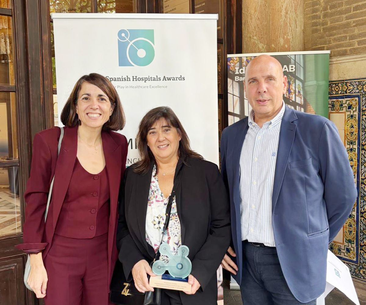Dra. Lourdes Gabarró, directora mèdica de l’Hospital General de Granollers, Dra. Mercè Guarro, cap del Servei d'Oftalmologia de l’Hospital General de Granollers, i Dr. Jose Antonio Neguillo, director gerent de l’Hospital de Sant Celoni