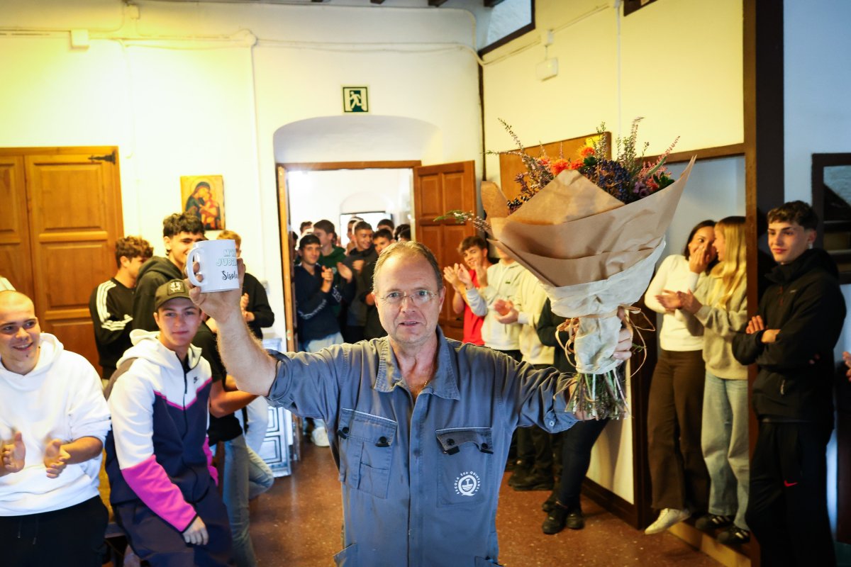Josep Bagaria, dimecres, després que alumnes i monitors de Quintanes li fessin un passadís el dia de la jubilació