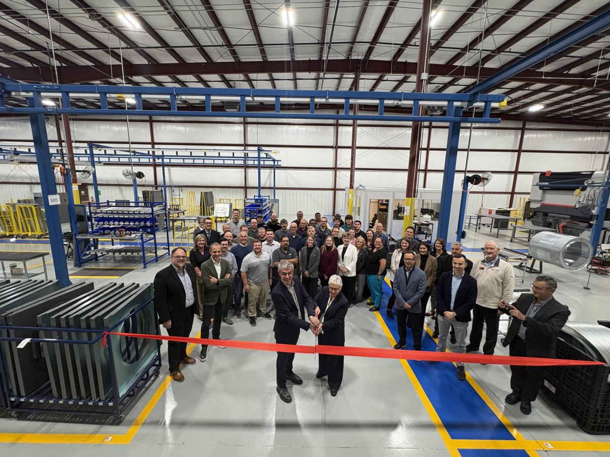 Pere i Mercè Girbau, en el moment de tallar la cinta a la planta americana