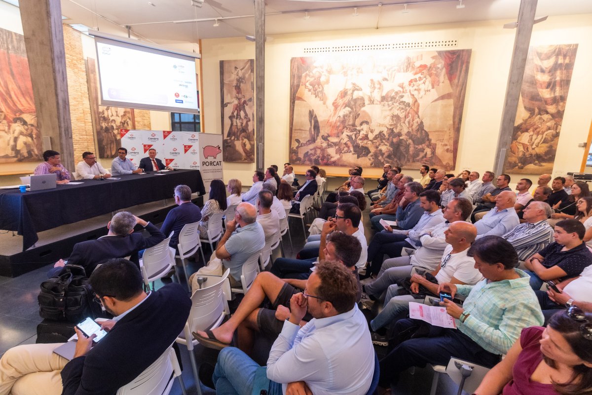 Vicenç Tarancón (moderador), Albert Morera, Eduard Puigvila i Sergio Samper, durant la taula rodona de dimecres