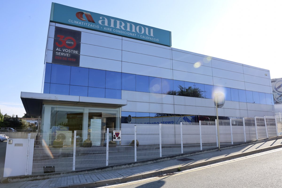 Airnou, fundada el 1992, opera des de fa 15 anys en unes instal·lacions al polígon del Coll de la Manya