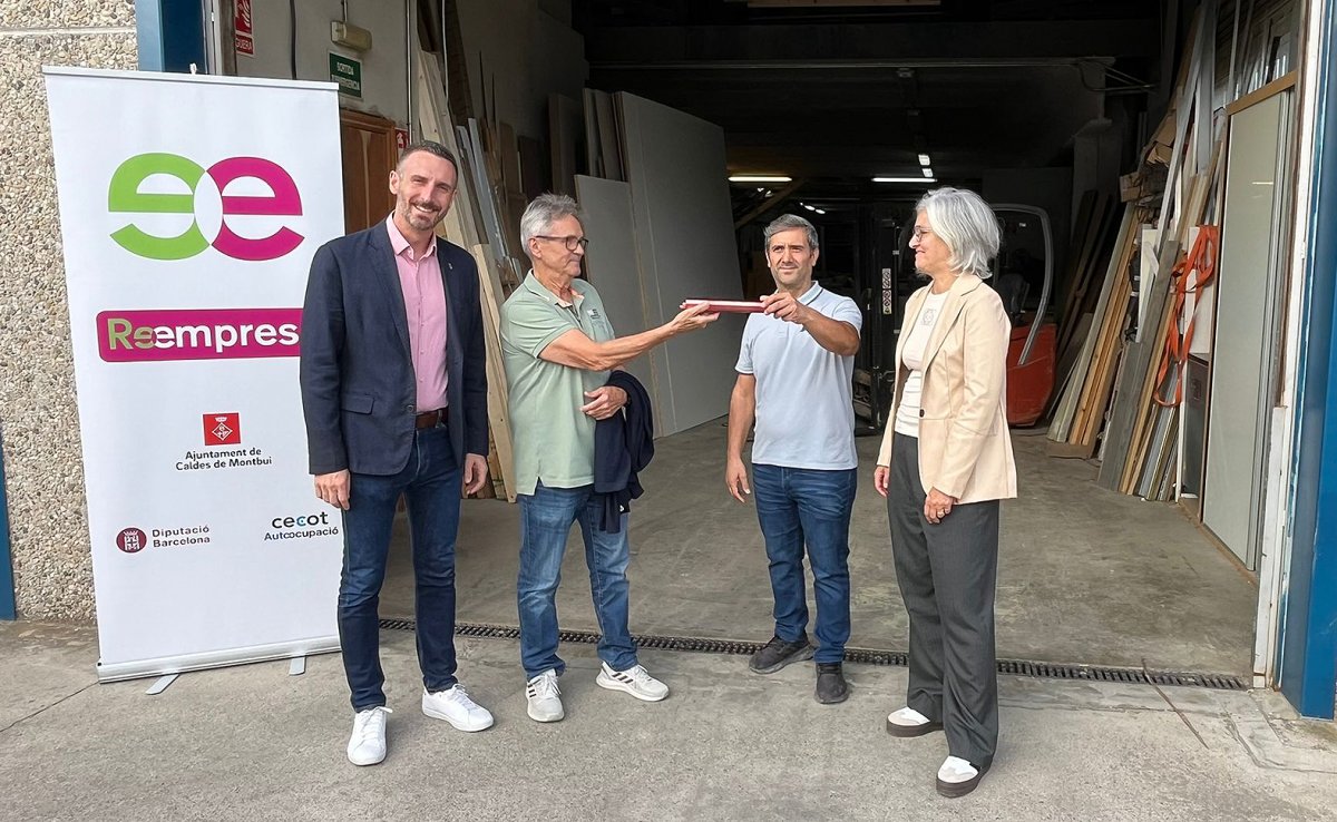 Un dels fundadors de l'empresa passa el testimoni al nou responsable en presència de representants municipals de Caldes