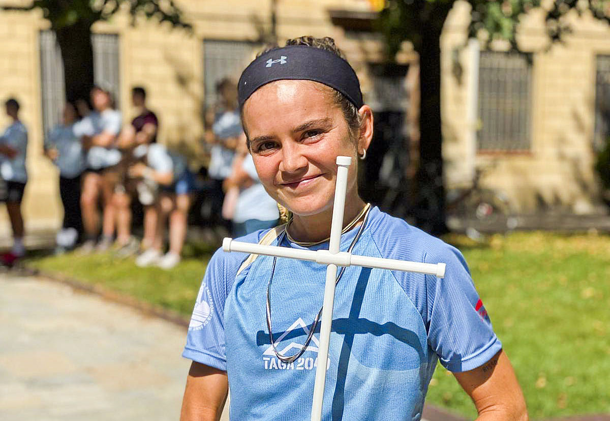 Martí, amb el trofeu com a guanyadora de la cursa curta del Taga