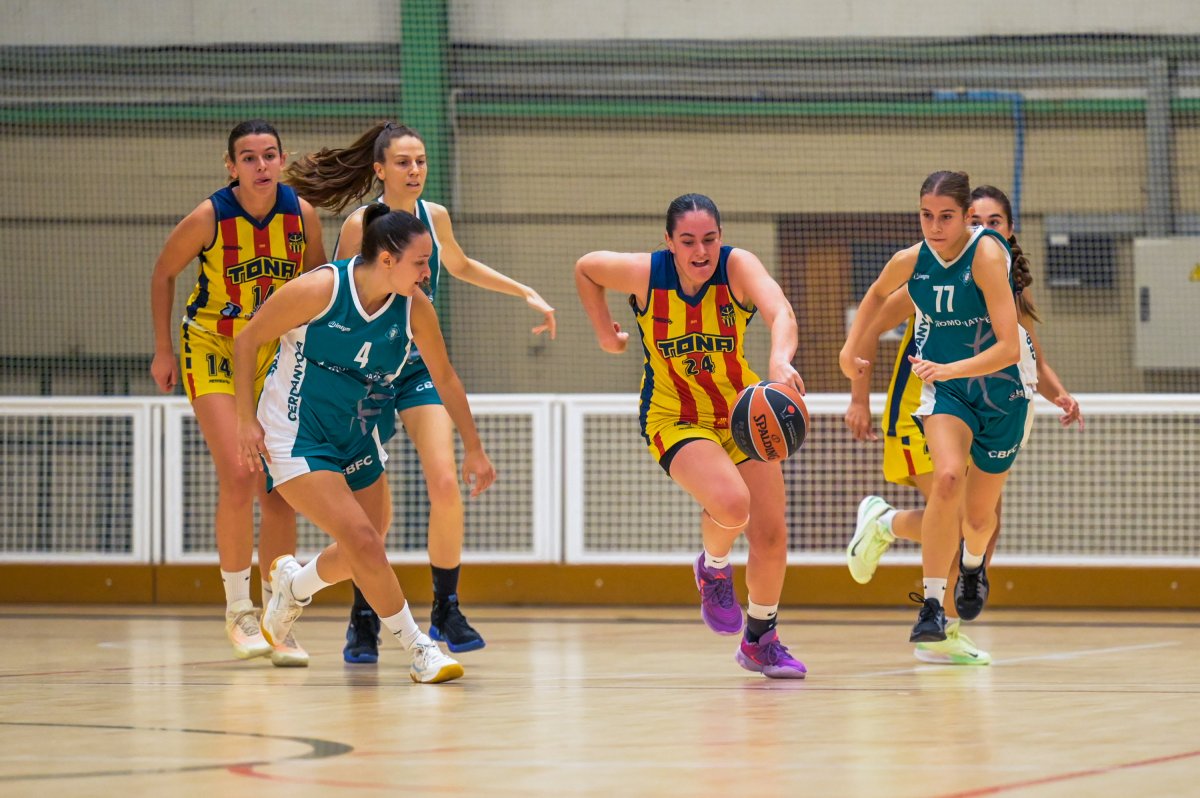 Helena Muñoz, màxima encistelladora del Tona, avança amb la pilota controlada en una jugada de contraatac