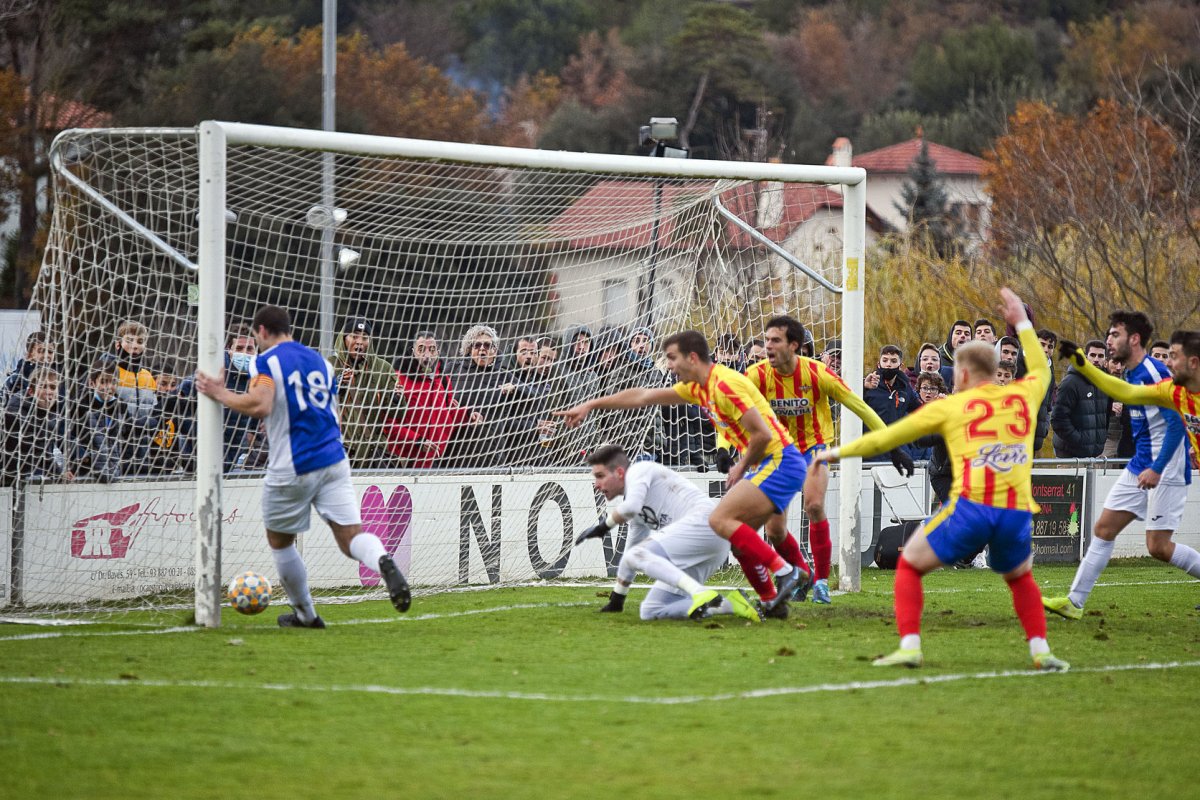 Una imatge del derbi entre el Tona i el Vic disputat l'any 2001