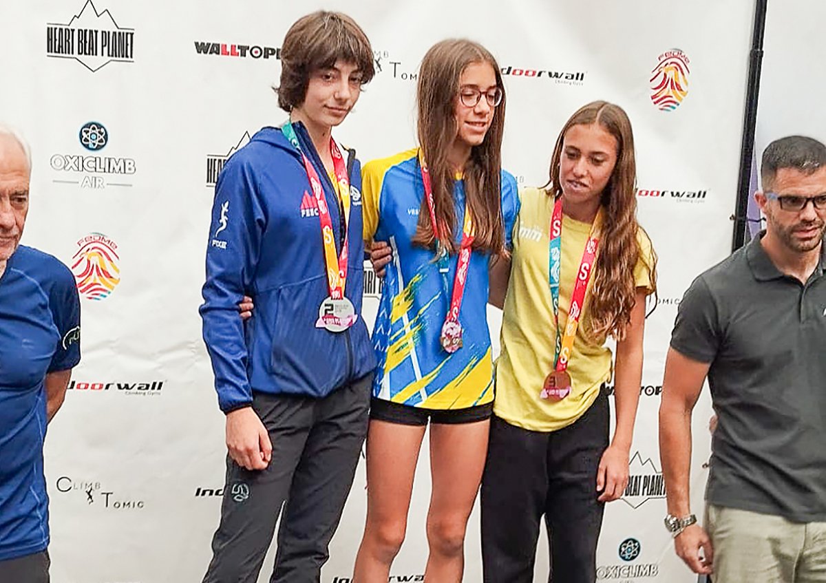 Eva Munill, a l'esquerra, al podi de Getafe com a segona classificada