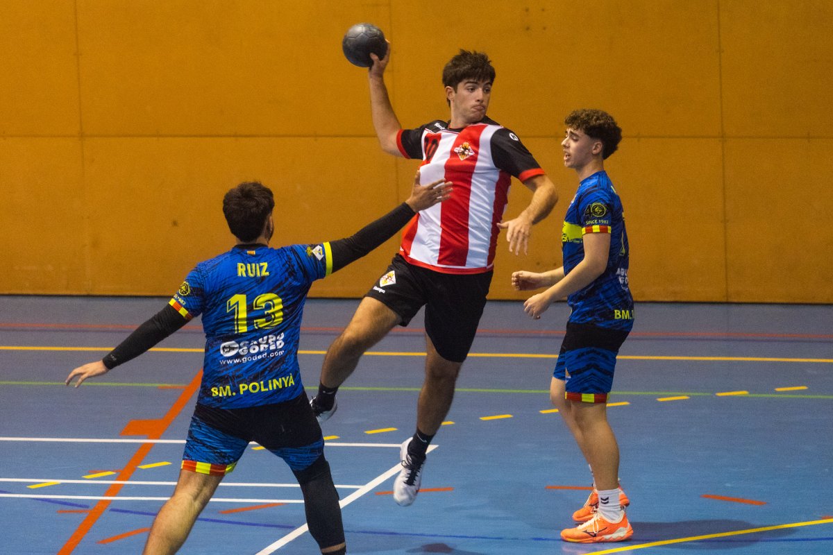 Ekaitz Escudero en un dels llançaments a porta durant el partit de dissabte, en què va acabar marcant set gols
