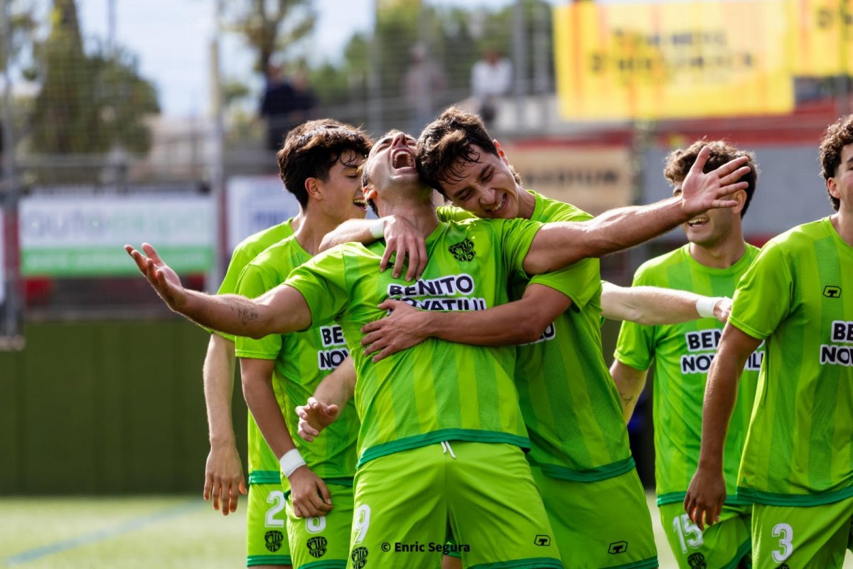 Adrià Casanova abraçat amb Toni Cao, celebra el segon gol del partit