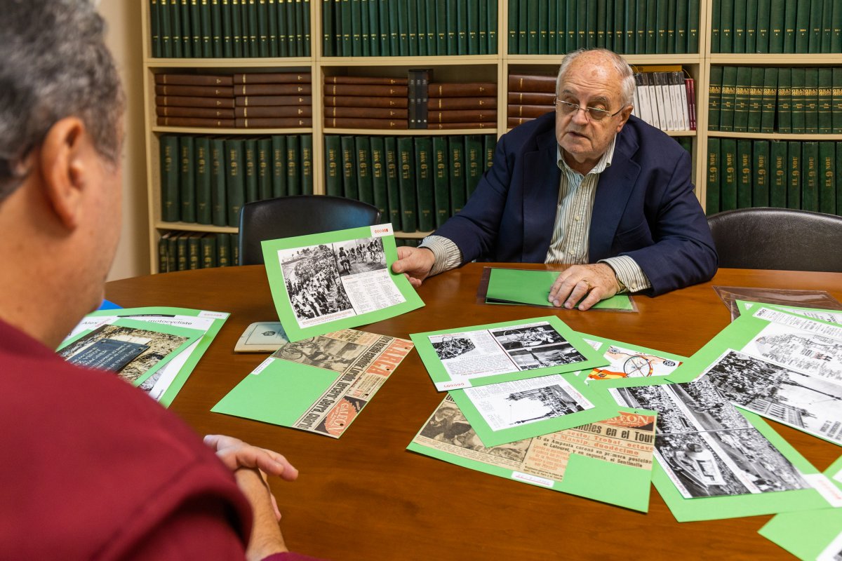 Pau Arboix, amb alguns dels retalls de premsa que conserva del pas del Tour per Osona i el Ripollès el 1957