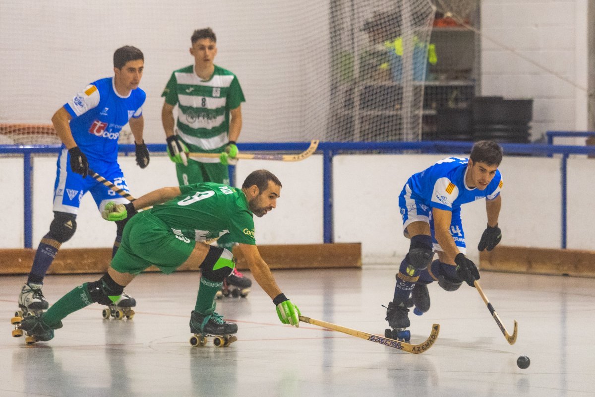 Xavier Soler, a la dreta, autor de dos gols del CP Roda, disputa una bola amb David Plaza, del CH Lloret