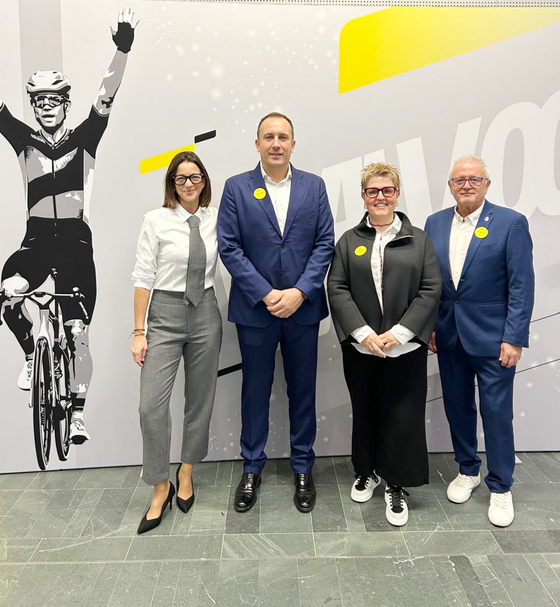 Els regidors Álvaro Ferrer i Gemma Giménez amb els tècnics d'esports de l'Ajuntament