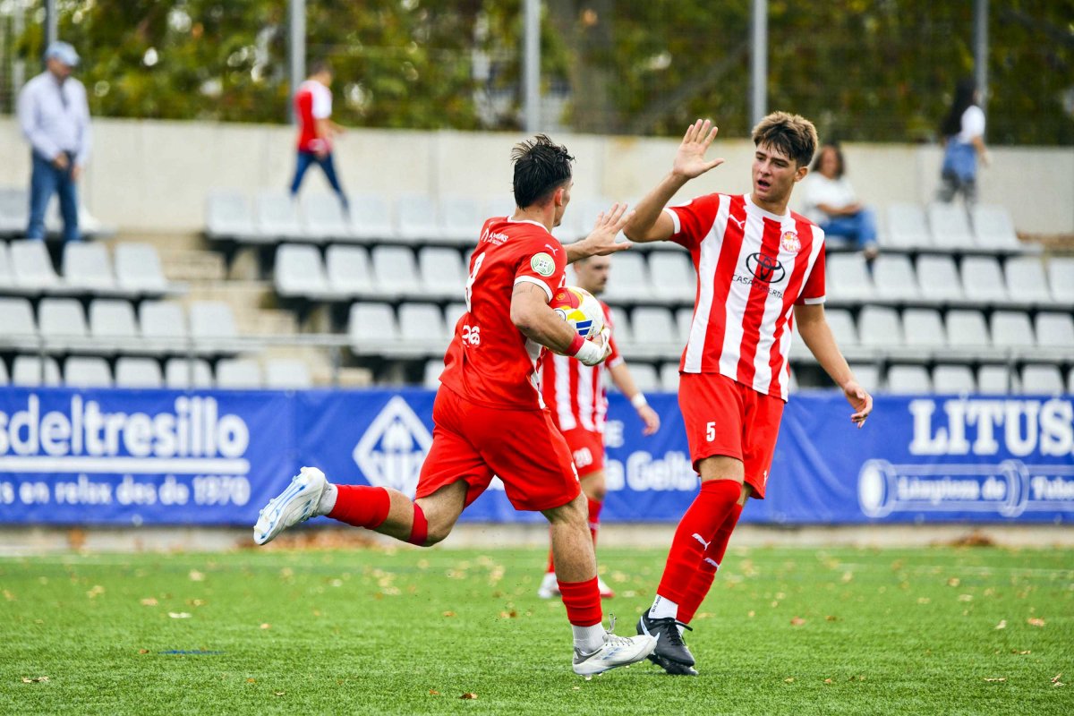 Ignasi Quer, amb la pilota a la mà després de fer el gol de l’empat, xoca la mà amb el seu company d’equip Edgar Banús