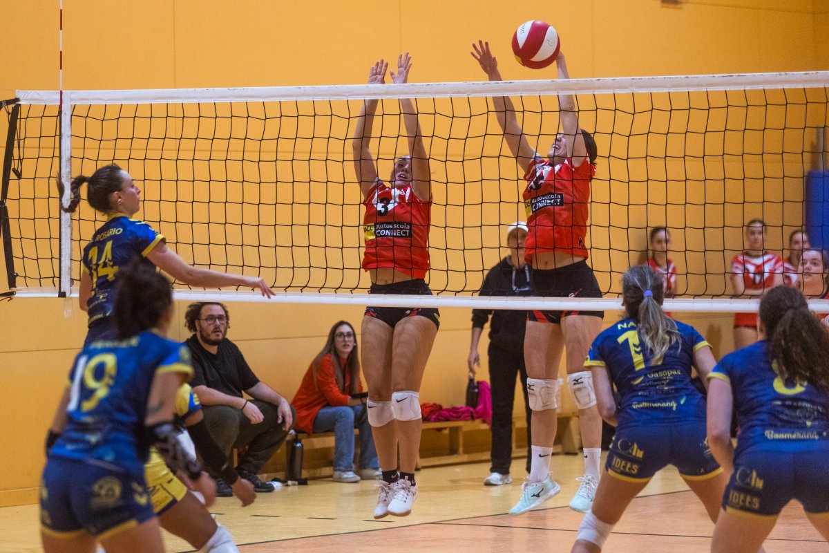 Dues jugadores del Vic Vòlei Callís bloquegen una rematada de l’Encamp en el partit d’aquest diumenge