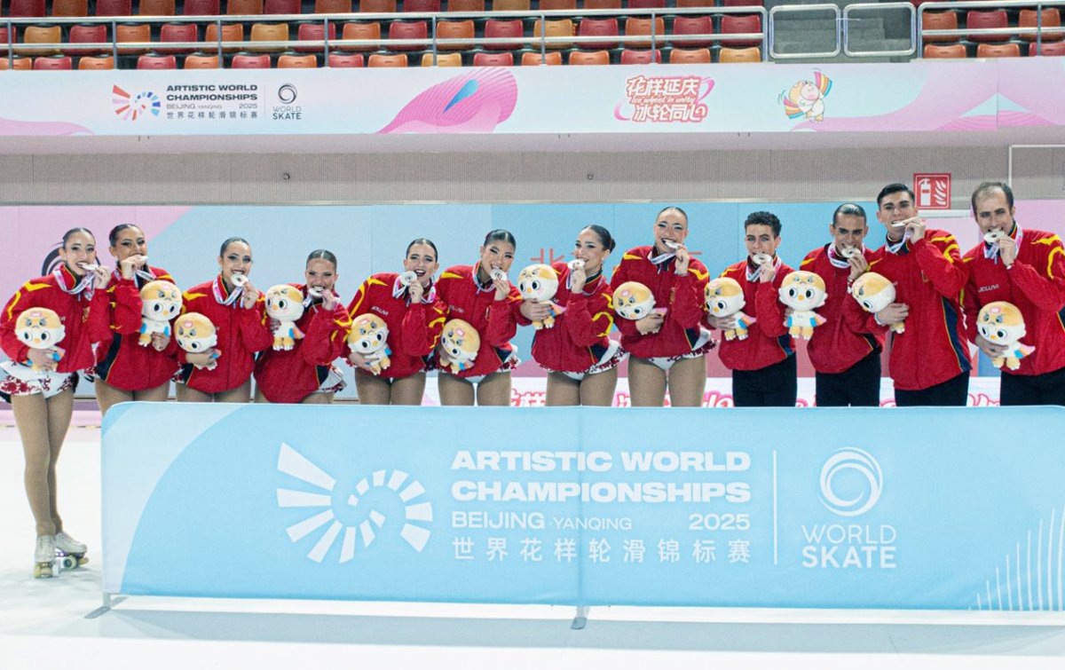 El grup de xou petit del CPA Tona celebrant el segon lloc a Pequín